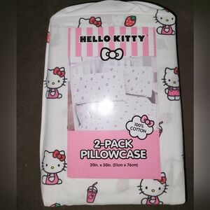 ✨️🩷🍓NWT ADORABLE 2PC SET OF PILLOW CASES WITH BAG. HELLO KITTY & 🍓ON THEM. ✨️